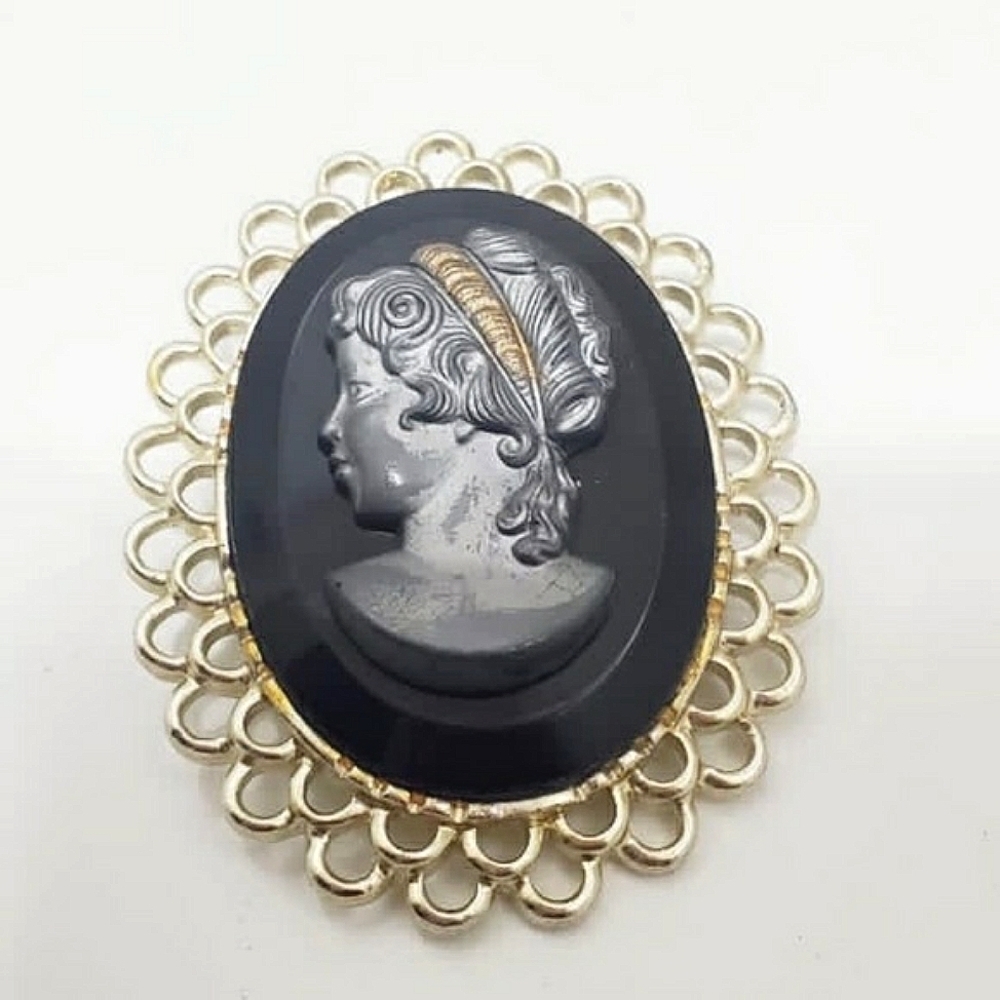 Victorian Style Cameo Brooch Pin with Gold Portrait n Black Background wit Whi🌴